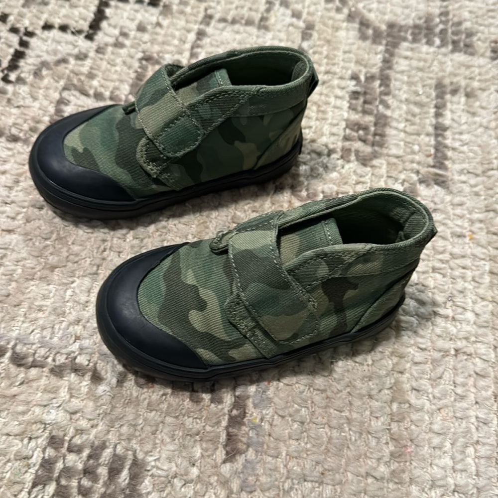 Old Navy Toddler camo Velcro shoes